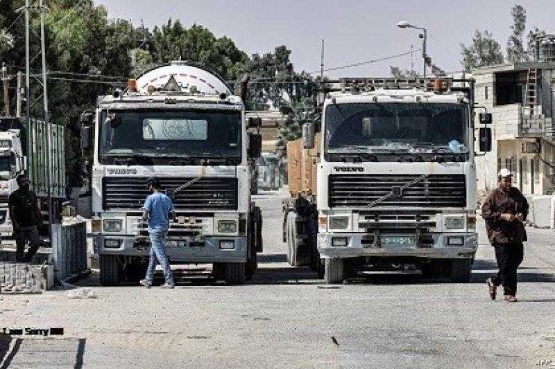 إدخال شاحنات مساعدات إنسانية إلى معبر كرم أبو سالم تمهيدًا لنقلها للفلسطينيين بغزة