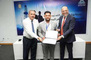 وزير العمل يُسلم شهادات لخريجي دورات تدريب مجانية في مجالات الخدمات البترولية