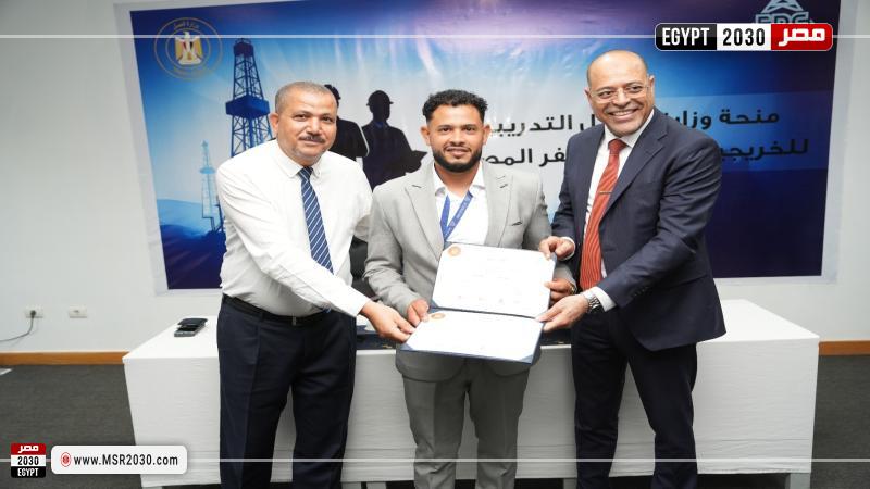وزير العمل يُسلم شهادات لخريجي دورات تدريب مجانية في مجالات الخدمات البترولية