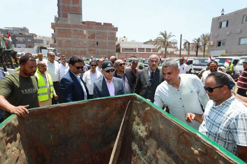 محافظ كفرالشيخ يتفقد اصطفاف المعدات بمركز مطوبس للتأكد من جاهزيتها لمواجهة الطوارئ