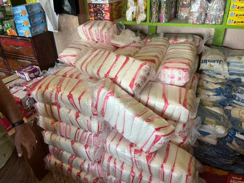 ضبط طن سكر و15 كرتونة زيت مجهولة المصدر بكفر صقر بالشرقية
