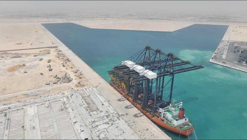 وزير الصناعة والنقل : استقبال رصيف محطة هاتشيسون رقم 1 بميناء السخنة السفينة المتخصصة ZHEN HUA 36 وعلى متنها عدد 3 أوناش رصيف عملاقة