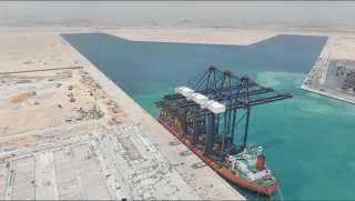 وزير الصناعة والنقل : استقبال رصيف محطة هاتشيسون رقم 1 بميناء السخنة السفينة المتخصصة ZHEN HUA 36 وعلى متنها عدد 3 أوناش رصيف عملاقة