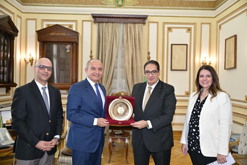 رئيس جامعة القاهرة يشيد بعمق العلاقات المصرية الأردنية ويؤكد وضع الجامعة كافة إمكاناتها لدعم الطلاب الوافدين وتخريج كوادر متميزة