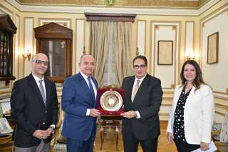 رئيس جامعة القاهرة يشيد بعمق العلاقات المصرية الأردنية ويؤكد وضع الجامعة كافة إمكاناتها لدعم الطلاب الوافدين وتخريج كوادر متميزة