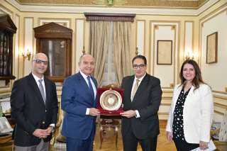 رئيس جامعة القاهرة يشيد بعمق العلاقات المصرية الأردنية ويؤكد وضع الجامعة كافة إمكاناتها لدعم الطلاب الوافدين وتخريج كوادر متميزة
