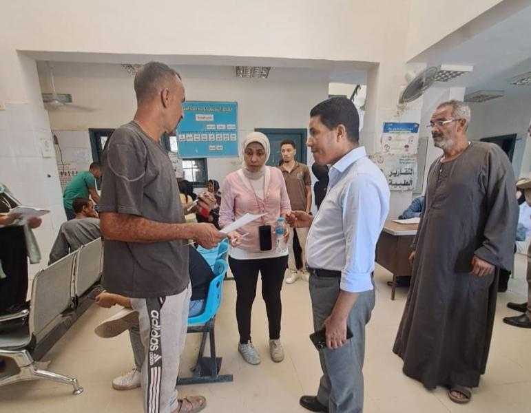وكيل وزارة الصحة بالأقصر يتفقد القافلة الطبية بوحدة نجع غنيم ويتابع أعمال المبادرة الرئاسية ١٠٠ يوم صحة