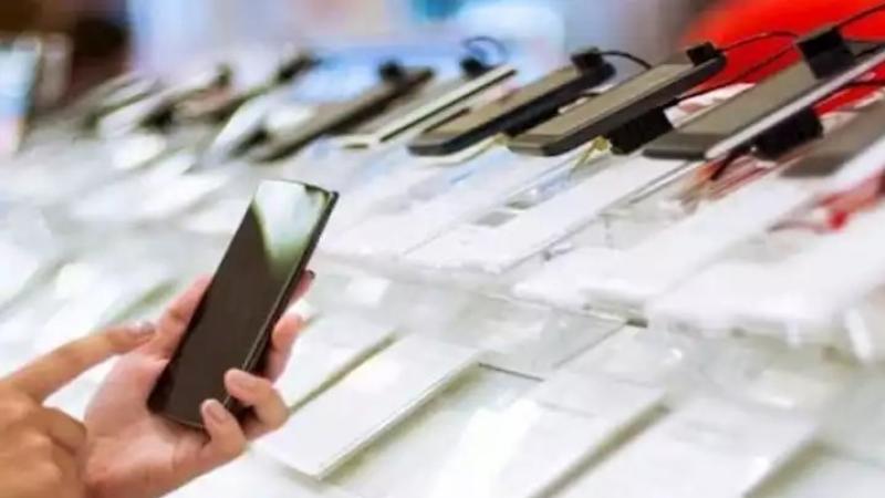 ارتباك بسوق “الموبايلات” بعد إعادة فرض رسوم على الأجهزة المُفعلة.. تفاصيل