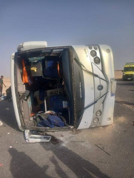 مصرع شخص وإصابة 59 آخرين في انقلاب أتوبيس بطريق الإسكندرية - مطروح
