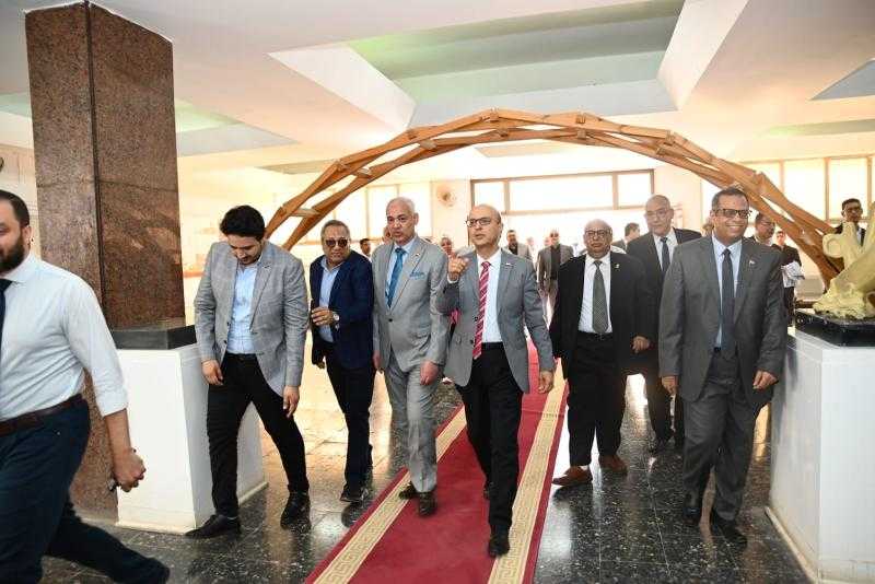 رئيس جامعة أسيوط يفتتح معرض مشروعات تخرج كلية الهندسة للعام الجامعي ٢٠٢٤/٢٠٢٥