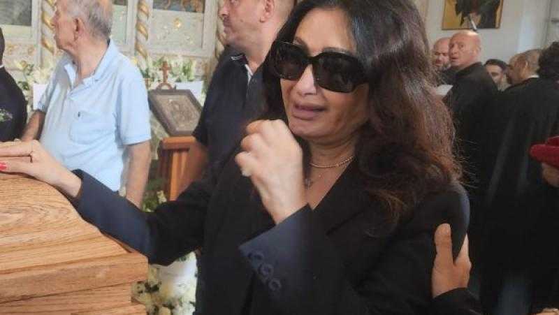 على ملامحها الحزن.. لطيفة تغادر تونس نحو بيروت لتوديع زياد الرحباني