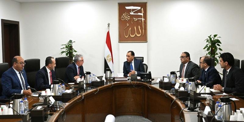 رئيس الوزراء يتابع مع رئيس المنطقة الاقتصادية لقناة السويس عددا من ملفات العمل