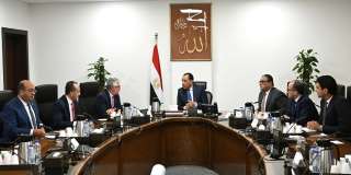 رئيس الوزراء يتابع مع رئيس المنطقة الاقتصادية لقناة السويس عددا من ملفات العمل