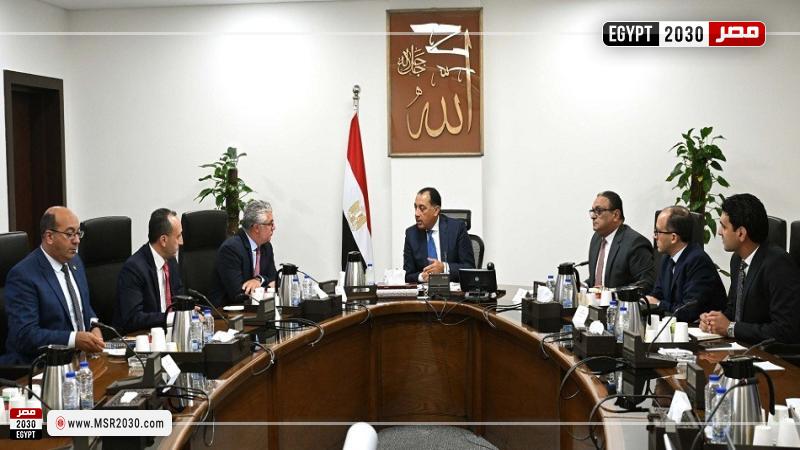 رئيس الوزراء مع رئيس المنطقة الاقتصادية لقناة السويس