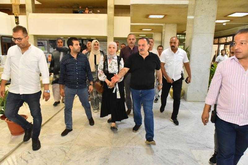 محافظ أسيوط يشهد تسليم أجهزة كهربائية لتجهيز العرائس اليتيمات