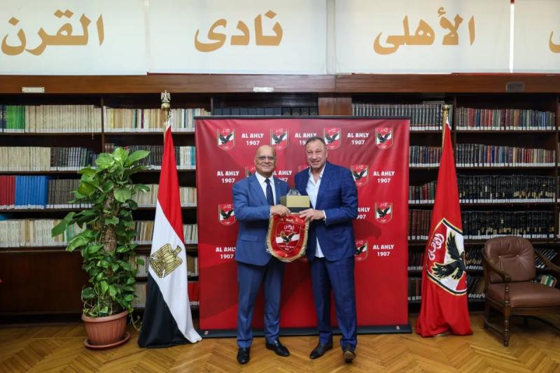 الخطيب يستقبل السفير التونسي ويهديه درع وقميص الأهلي
