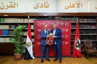 الخطيب يستقبل السفير التونسي ويهديه درع وقميص الأهلي