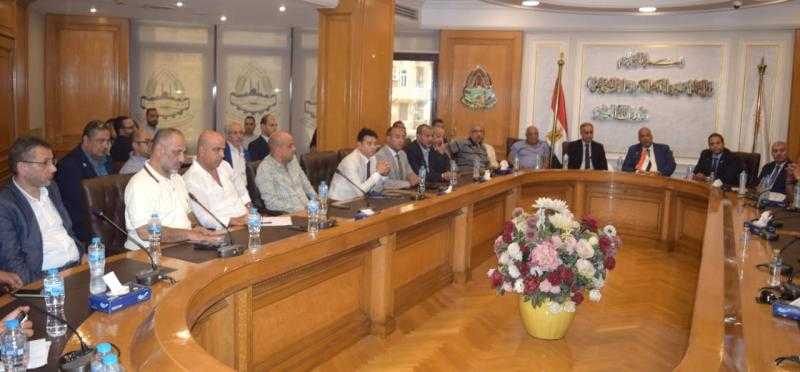 أيمن العشري : نحن ”كتف في كتف” مع الحكومة للمساهمة في مبادرة خفض الأسعار