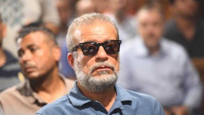 على ملامحه الحزن..شريف منير يشارك بجنازة لطفي لبيب