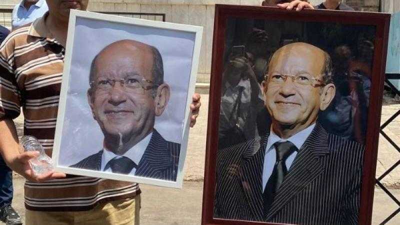محبين الفنان لطفي لبيب يودعونه  حاملين صورته بالجنازة