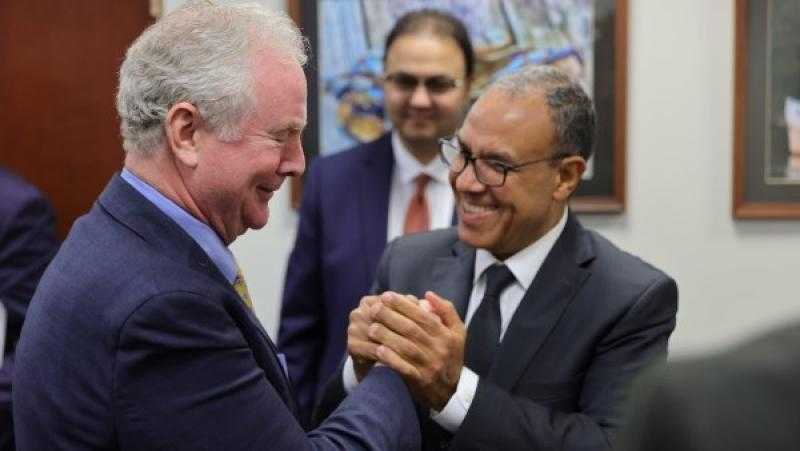 عبد العاطي يبحث مع السيناتور هولن جهود وقف النار في غزة ويؤكد دعم مصر لحل الدولتين ورفض التهجير