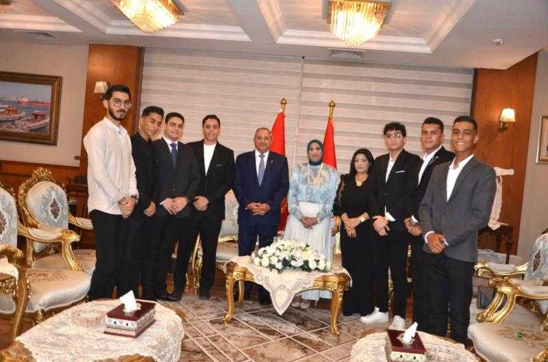 محافظ بورسعيد يستقبل منسق مبادرة بالشباب نقدر ومجموعة من شباب المبادرة