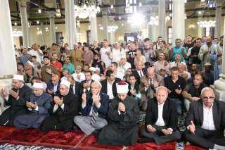 وزير الأوقاف يؤدي صلاة الجمعة من مسجد الإمام الحسين بحضور محافظ القاهرة