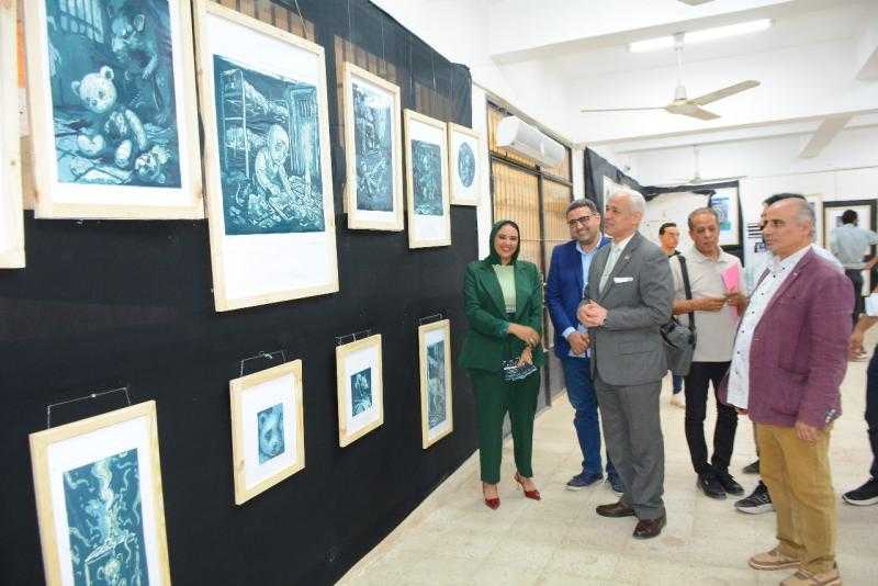 طلاب كلية الفنون الجميلة بجامعة أسيوط يقدمون مشروعات تخرج متميزة تجمع بين الإبداع والتقنيات الحديثة