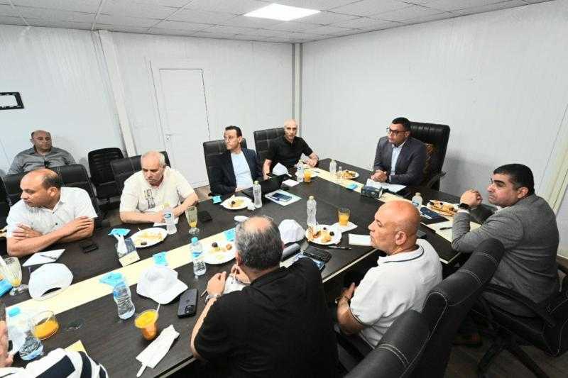 وزير الإسكان يعقد اجتماعا مع الشركات العاملة بمشروع «صواري» بالإسكندرية