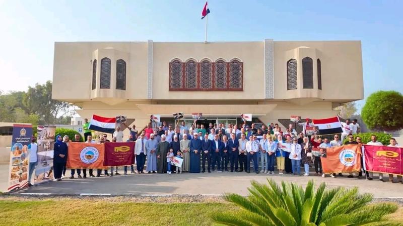 الناخبون في عُمان ينظمون وقفة تأييد للدولة المصرية على هامش مشاركتهم بالانتخابات