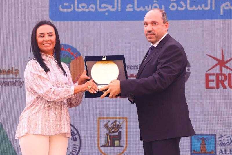 تكريم جامعة جنوب الوادي في قمة ”ستارت” تقديرًا لدورها في مشروع وحدات التضامن الاجتماعي بالجامعات