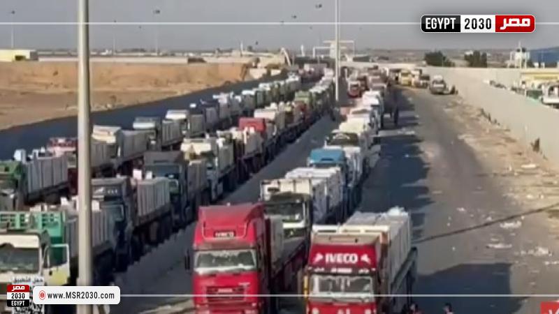 اصطفاف شاحنات المساعدات الإنسانية بمعبر رفح
