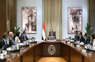 رئيس الوزراء يعقد اجتماعا لاستعراض مشروع لاستغلال مواقع خام الرمال الكاولينية