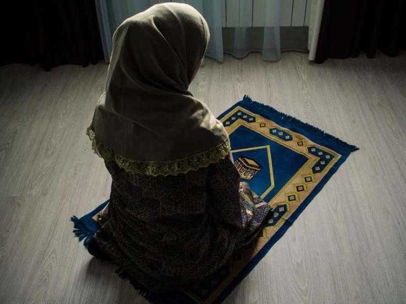 أمينة الفتوى توضح حكم الإفرازات المستمرة للمرأة أثناء الصلاة