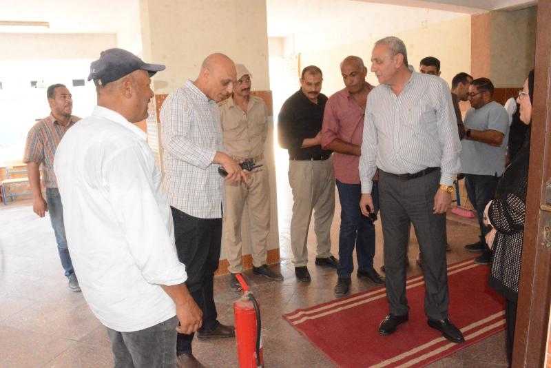 محافظ الغربية يراجع التجهيزات النهائية للجان الانتخابية بقرى طنطا