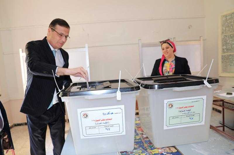 وزير الزراعة يدلي بصوته في انتخابات مجلس الشيوخ بمقر لجنته الانتخابية بالإسكندرية