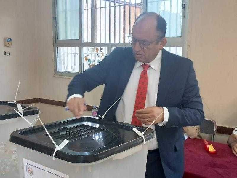 رئيس جامعة حلوان يدلي بصوته في انتخابات مجلس الشيوخ ويدعو إلى المشاركة الفعالة