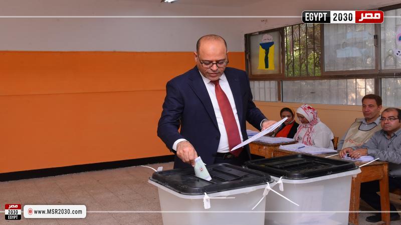 وزير العمل يدلي بصوته في انتخابات مجلس الشيوخ