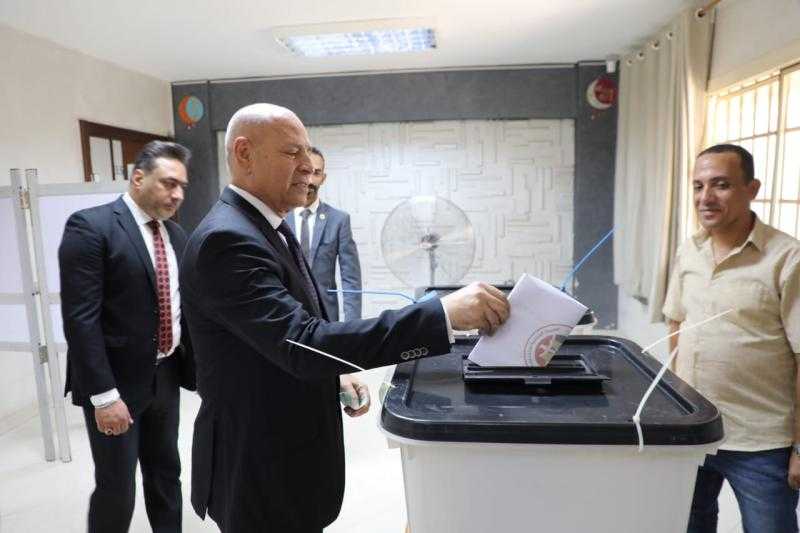 محافظ القاهرة يدلي بصوته فى انتخابات مجلس الشيوخ  بلجنة مدرسة الأورمان الثانوية الفندقية بالمعادي