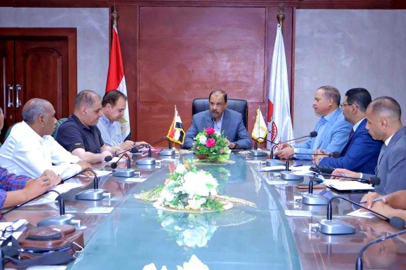 محافظ سوهاج يناقش خطة تطوير مصنع الأعلاف بمشروع إكثار الدواجن