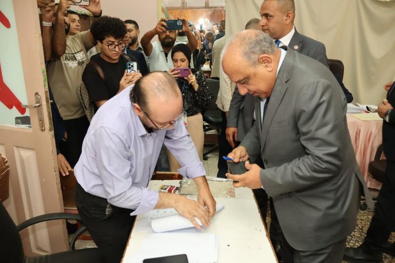 وزير الكهرباء يدلي بصوته في انتخابات الشيوخ بلجنته بمدينة نصر