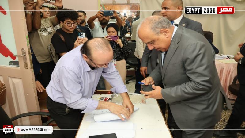 وزير الكهرباء يدلي بصوته