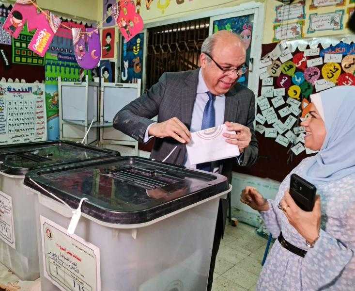 وزير الطيران المدني يدلي بصوته في انتخابات مجلس الشيوخ 2025