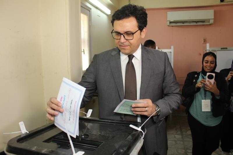وزير الثقافة يدلي بصوته في انتخابات مجلس الشيوخ
