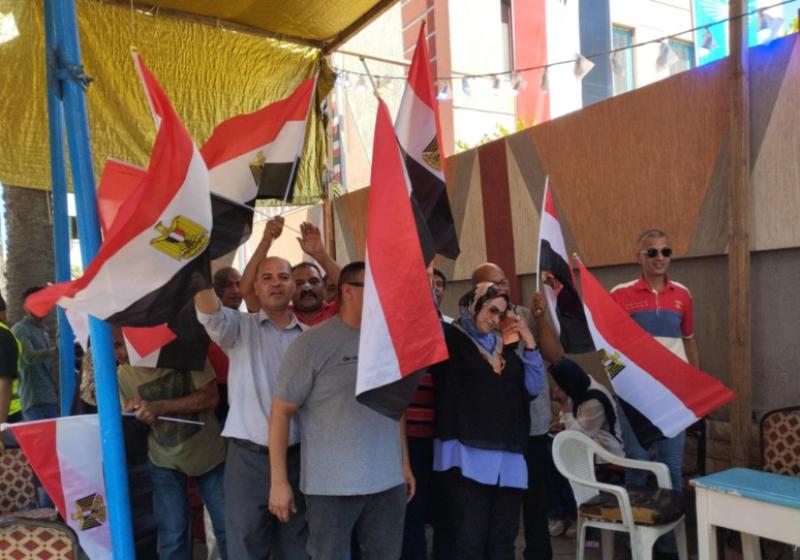 على نغمات ”تسلم الأيادي”.. المصريون يوصلون الإدلاء بأصواتهم في انتخابات مجلس الشيوخ بالإسكندرية