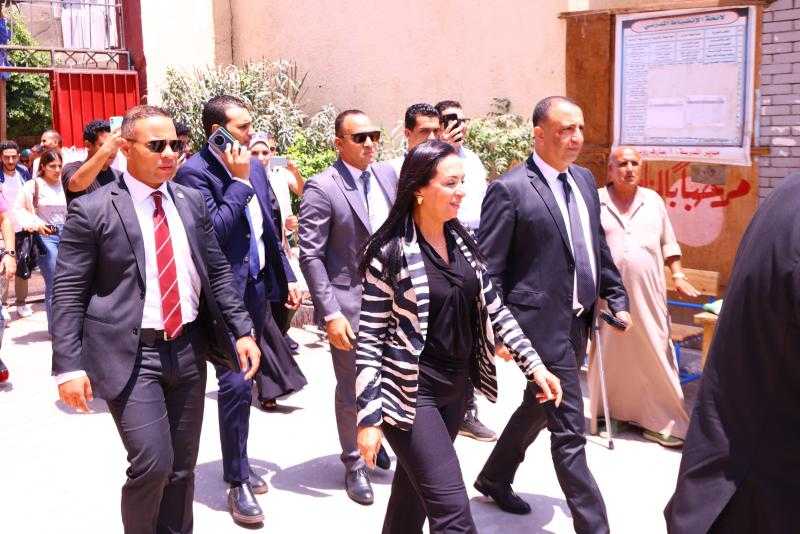 وزيرة التضامن الاجتماعي تدلي بصوتها في انتخابات مجلس الشيوخ بلجنة مدرسة بدر بالدقي