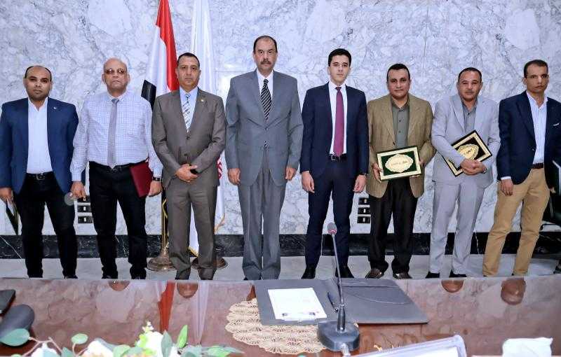 محافظ سوهاج ورئيس فرع الرقابة الإدارية يكرمان 5 من مديري إدارات المراجعة والحوكمة تقديرًا لجهودهم في مكافحة الفساد