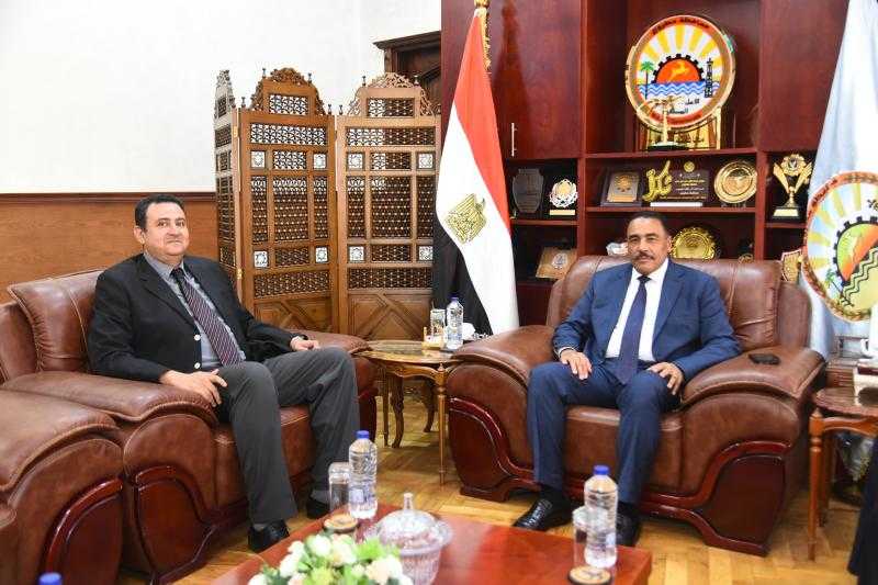 محافظ مطروح يستقبل بمكتبه رئيس جامعة مطروح