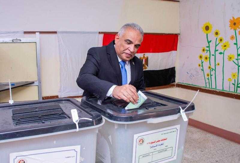 رئيس جامعة طنطا يدلي بصوته في انتخابات مجلس الشيوخ 2025