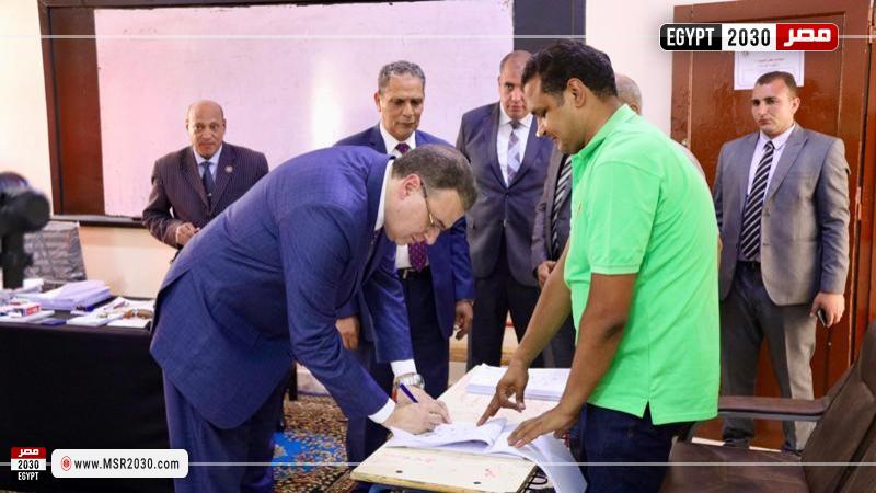 رئيس الجهاز المركزي للتنظيم والإدارة يدلي بصوته في انتخابات مجلس الشيوخ